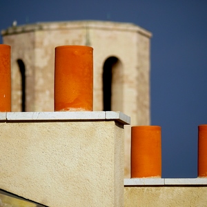 Quatre cheminées rouges sur deux murs et tour à l'arrière plan - France  - collection de photos clin d'oeil, catégorie rues